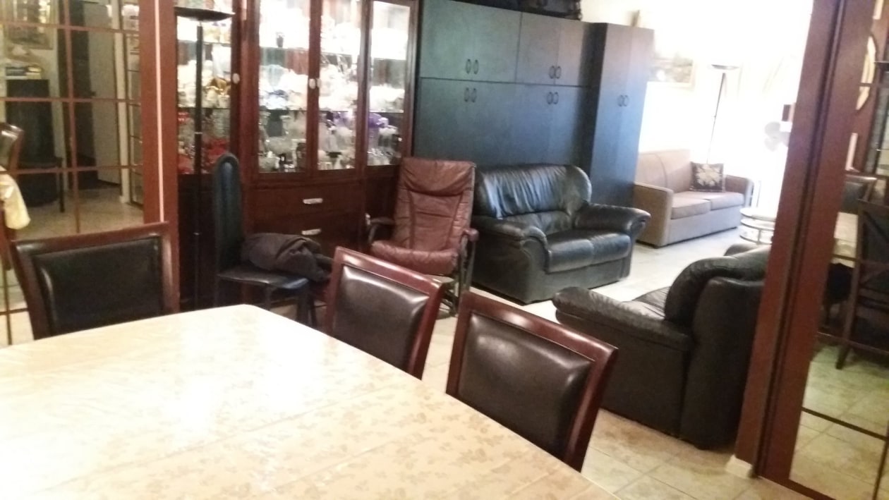Salon — 730 Boul. Montpellier, Montréal