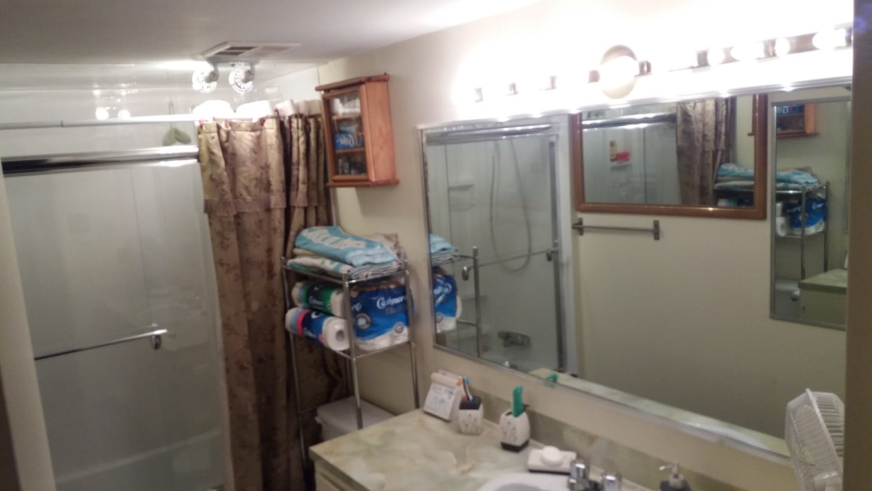 Salle de bains — 730 Boul. Montpellier, Montréal