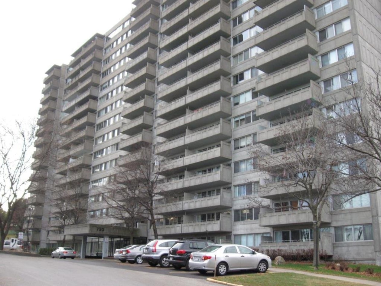 Façade — 730 Boul. Montpellier, Montréal