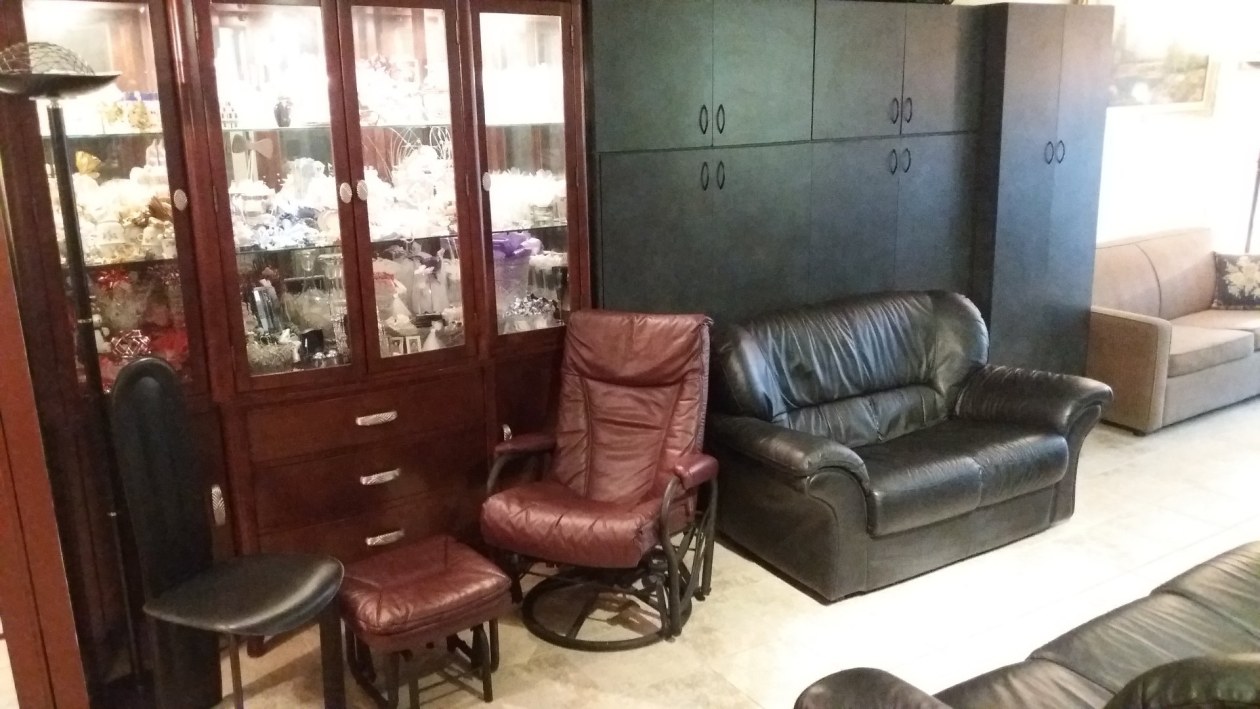 Salon — 730 Boul. Montpellier, Montréal