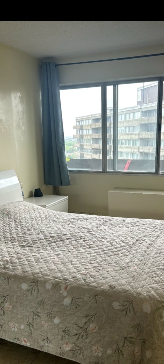 Chambre à coucher — 730 Boul. Montpellier, Montréal