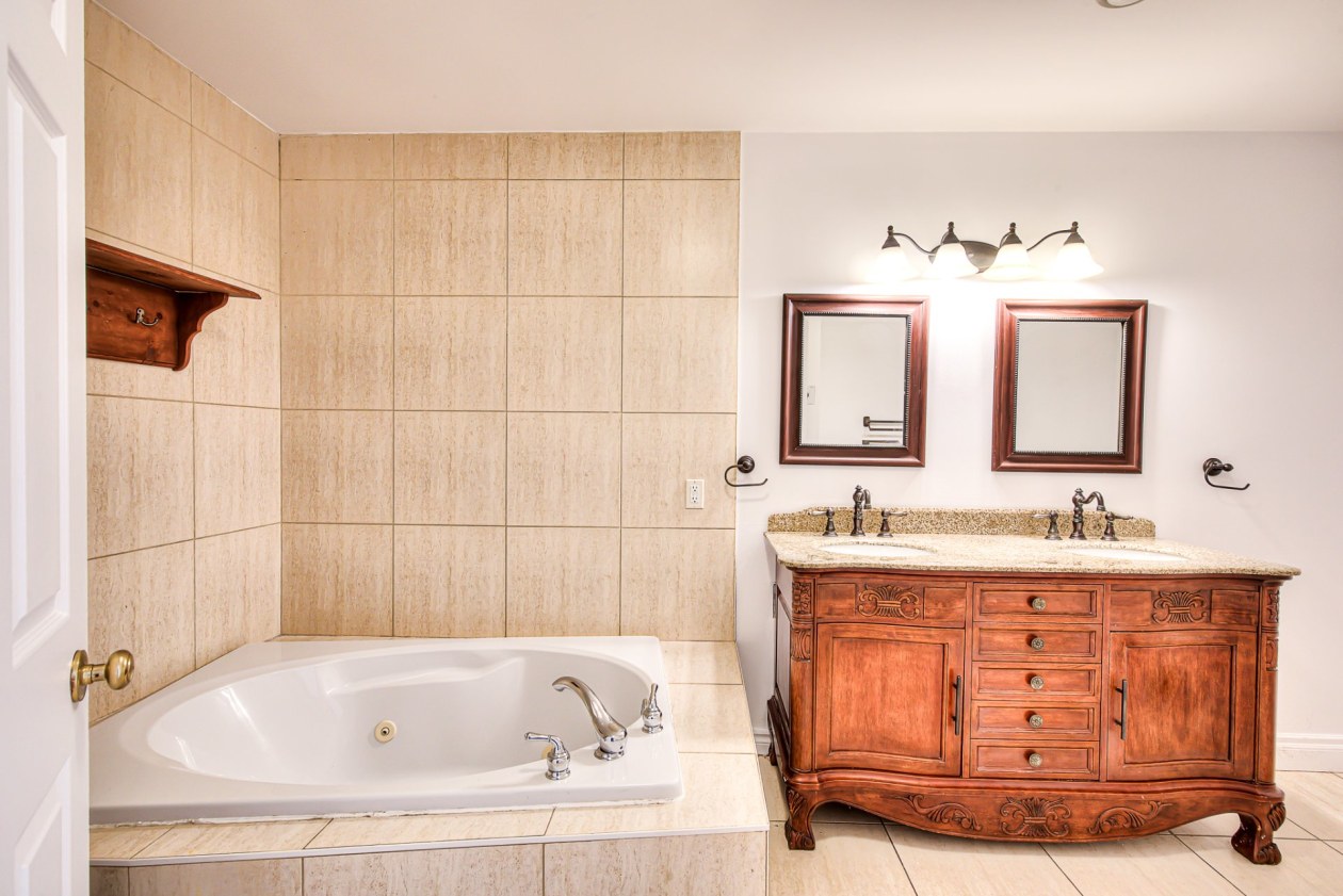 Salle de bains — 3470 Rue Belcourt, Longueuil