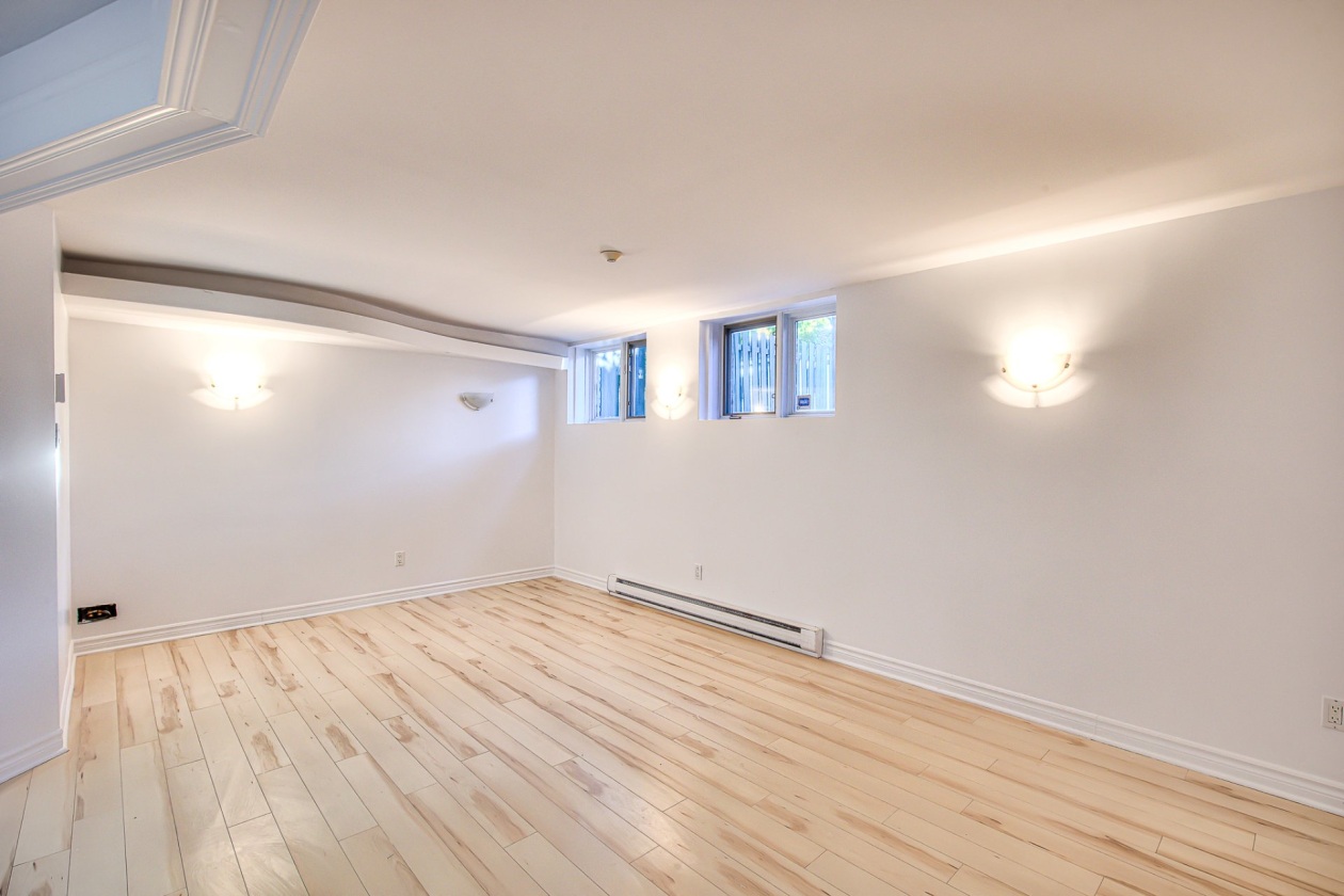 Salle familiale — 3470 Rue Belcourt, Longueuil