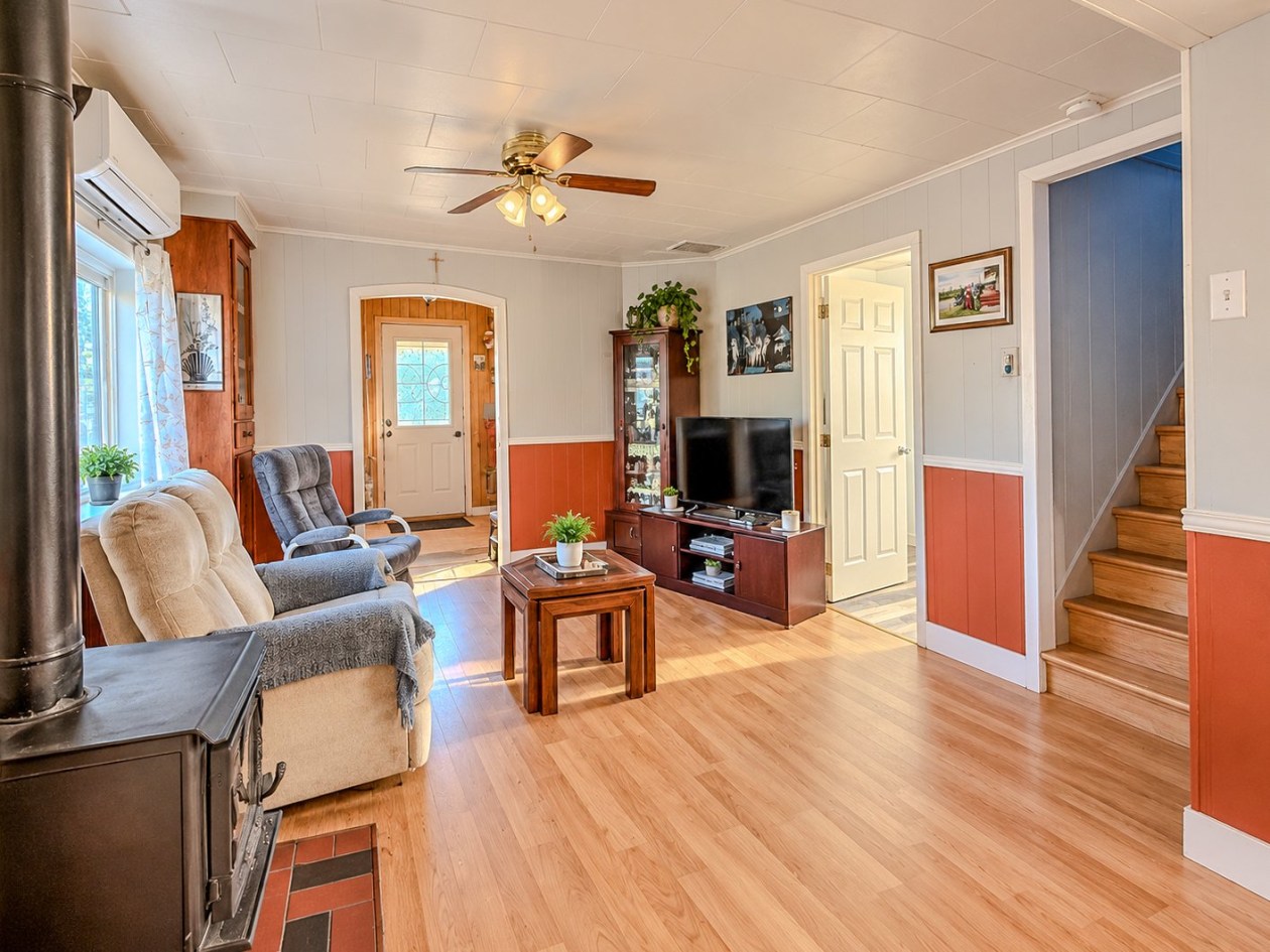 Salon — 259 Rue Monseigneur-Ross O., Chandler