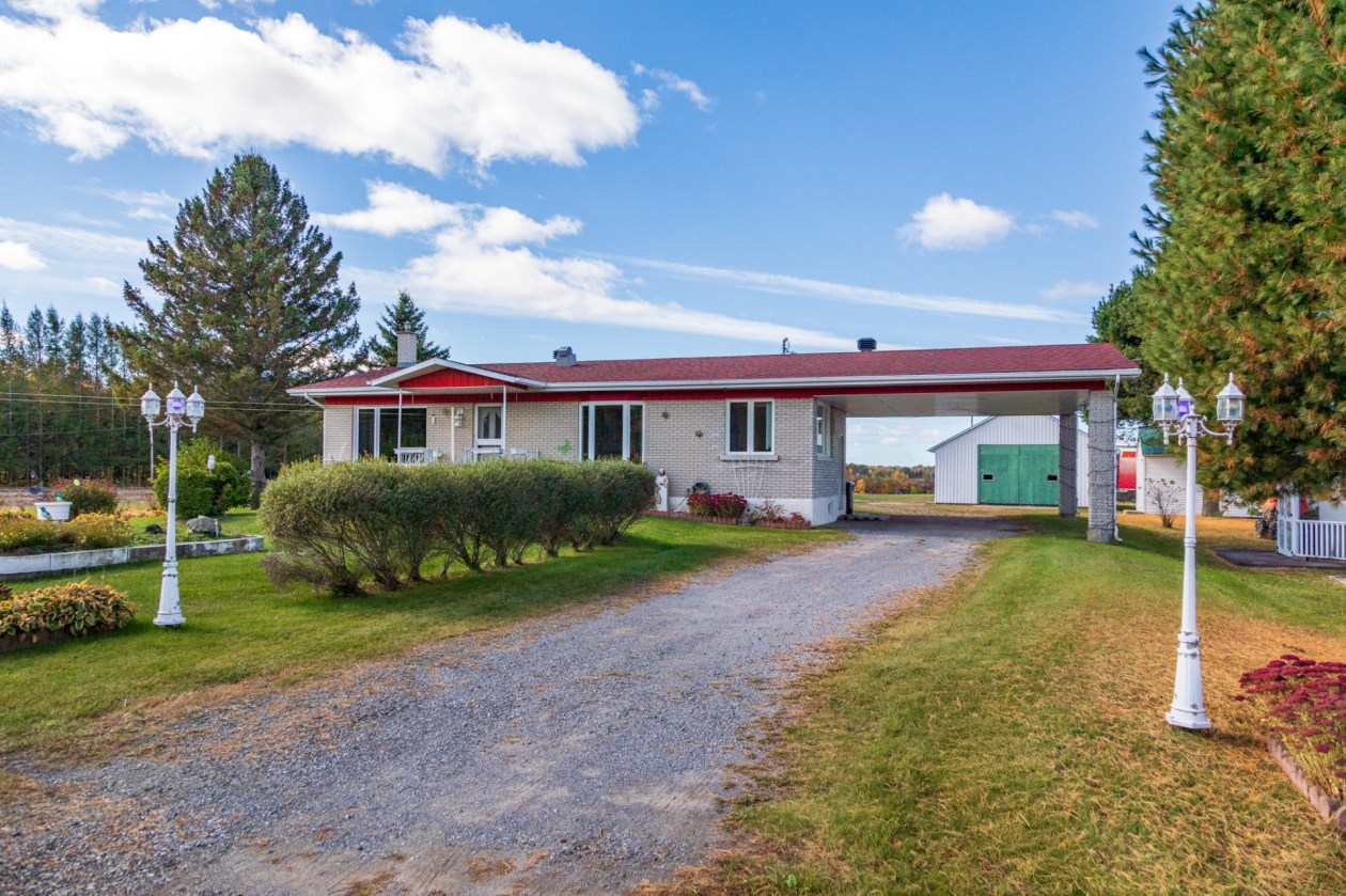 Façade — 7490 Av. Nicolas-Perrot, Bécancour
