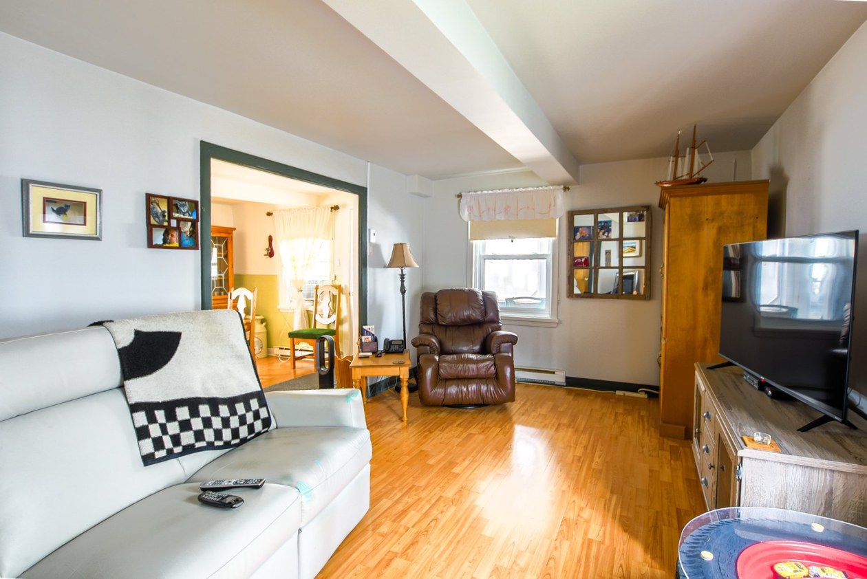 Salon — 409 Rue Principale, Baie-du-Febvre