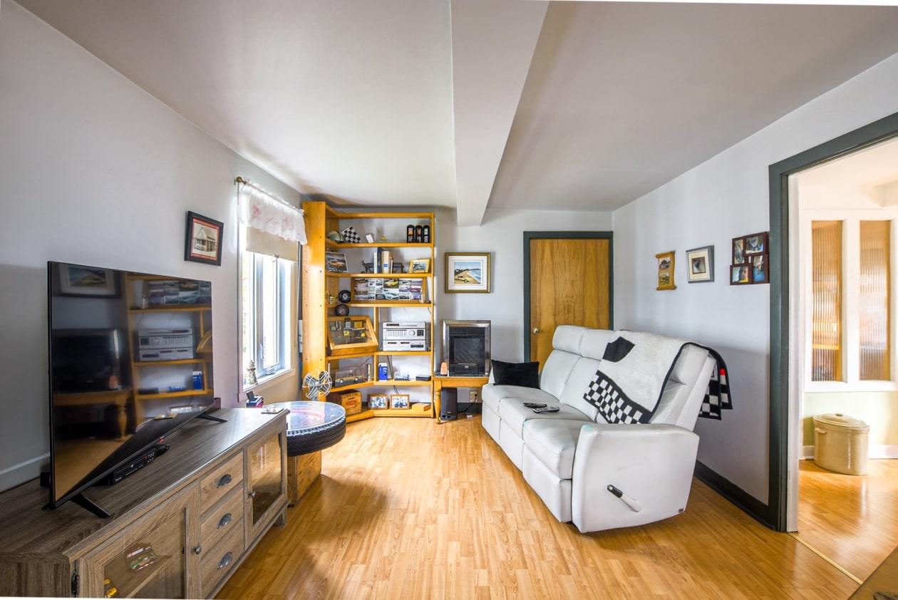 Salon — 409 Rue Principale, Baie-du-Febvre