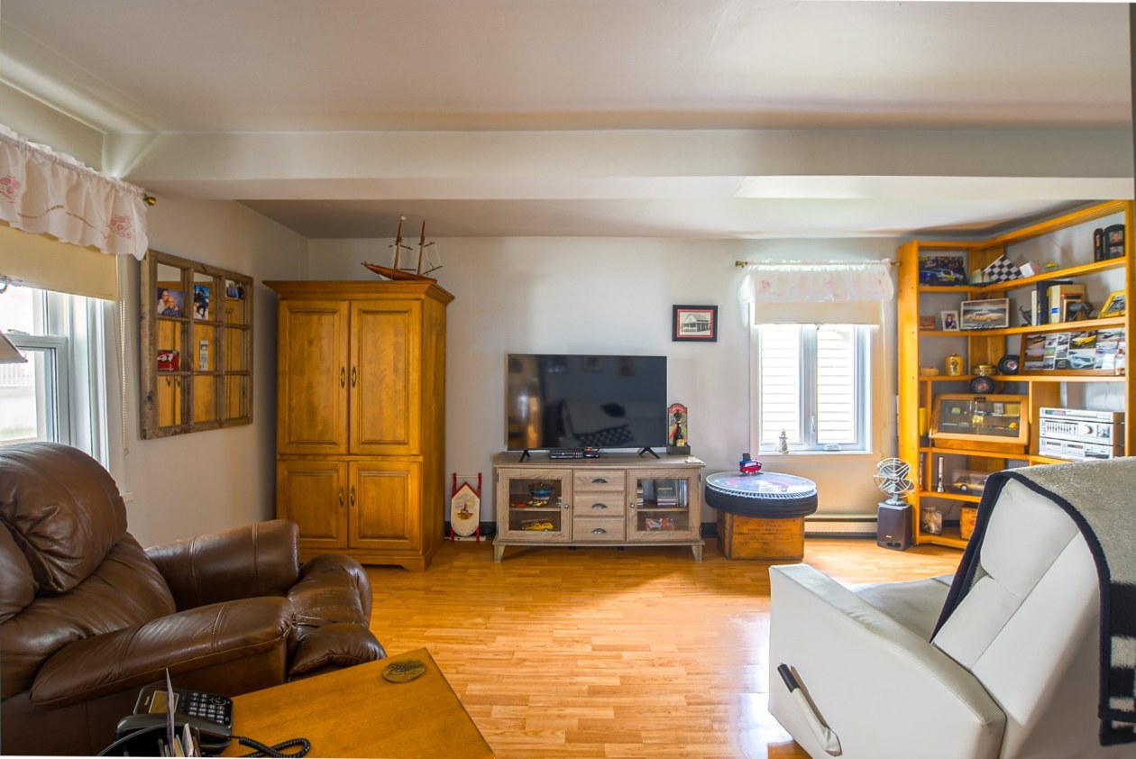 Salon — 409 Rue Principale, Baie-du-Febvre