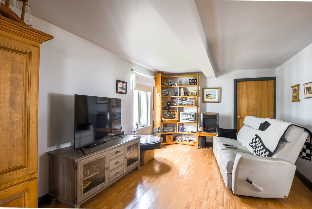 Salon — 409 Rue Principale, Baie-du-Febvre