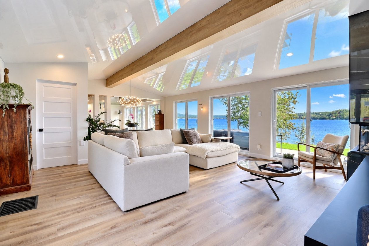 Salon — 807 Route de Tadoussac, Saguenay