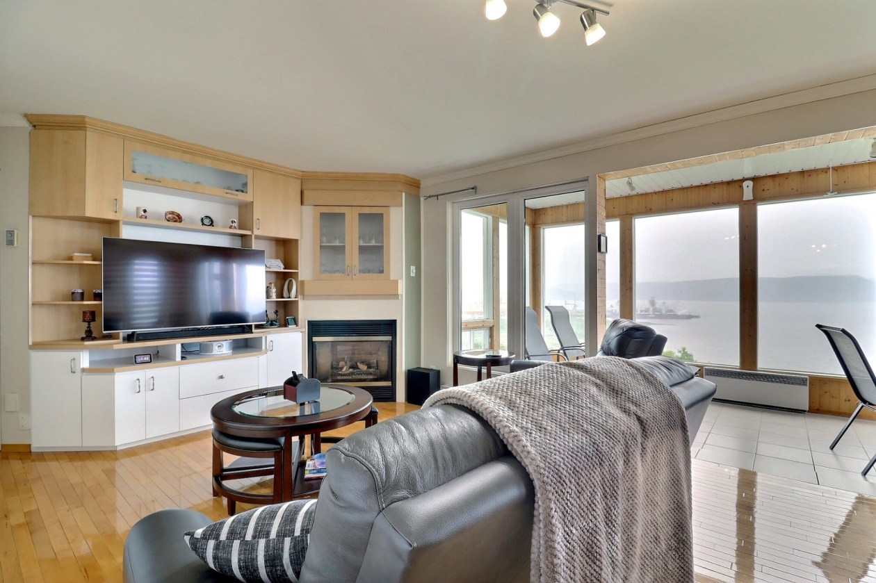 Salon — 1162 - 1164 Av. Arthur-Beaulieu, Saguenay