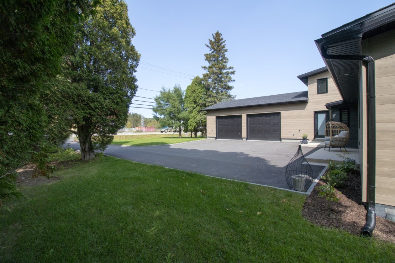 Garage — 807 Route de Tadoussac, Saguenay
