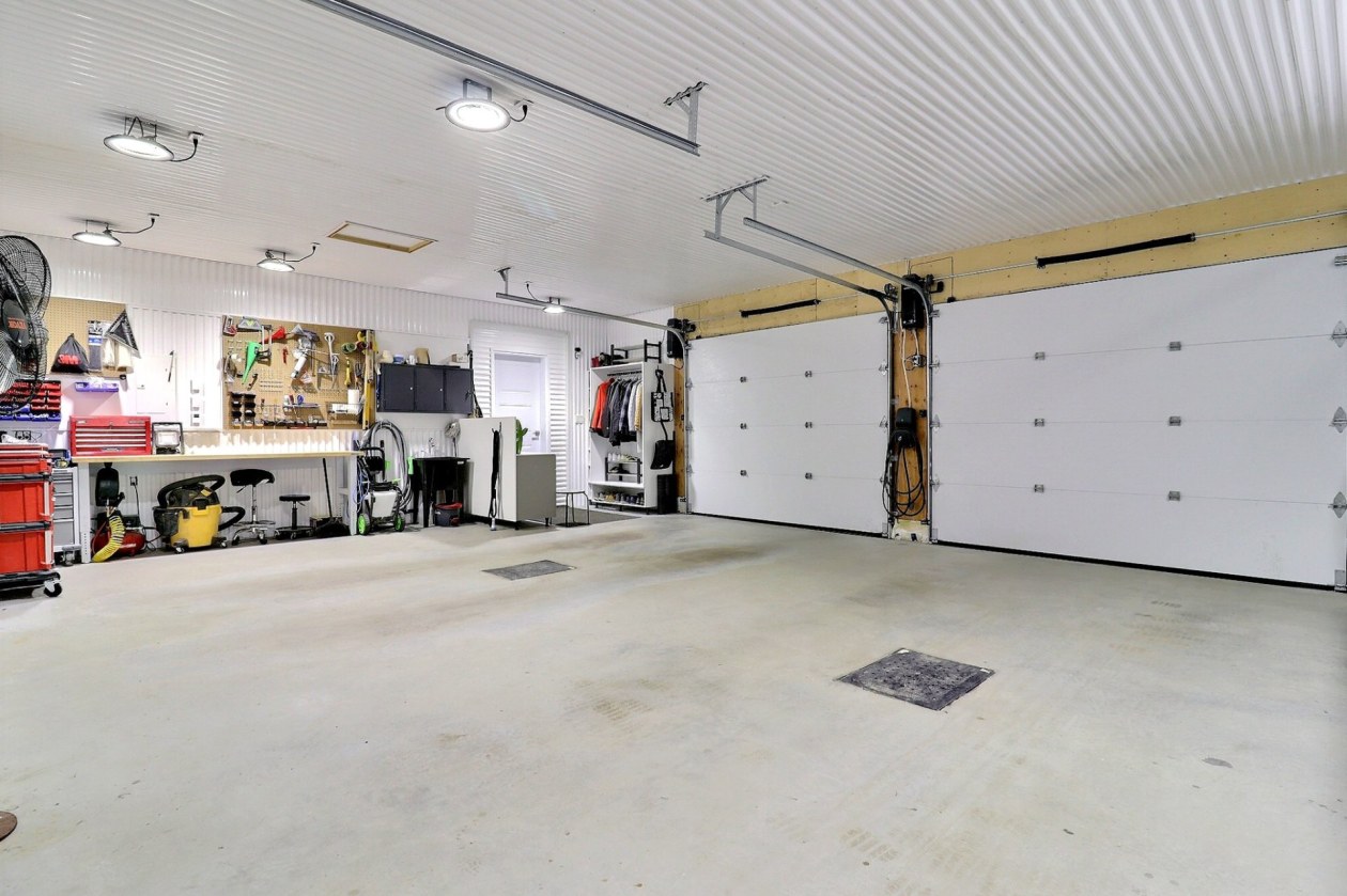 Garage — 807 Route de Tadoussac, Saguenay