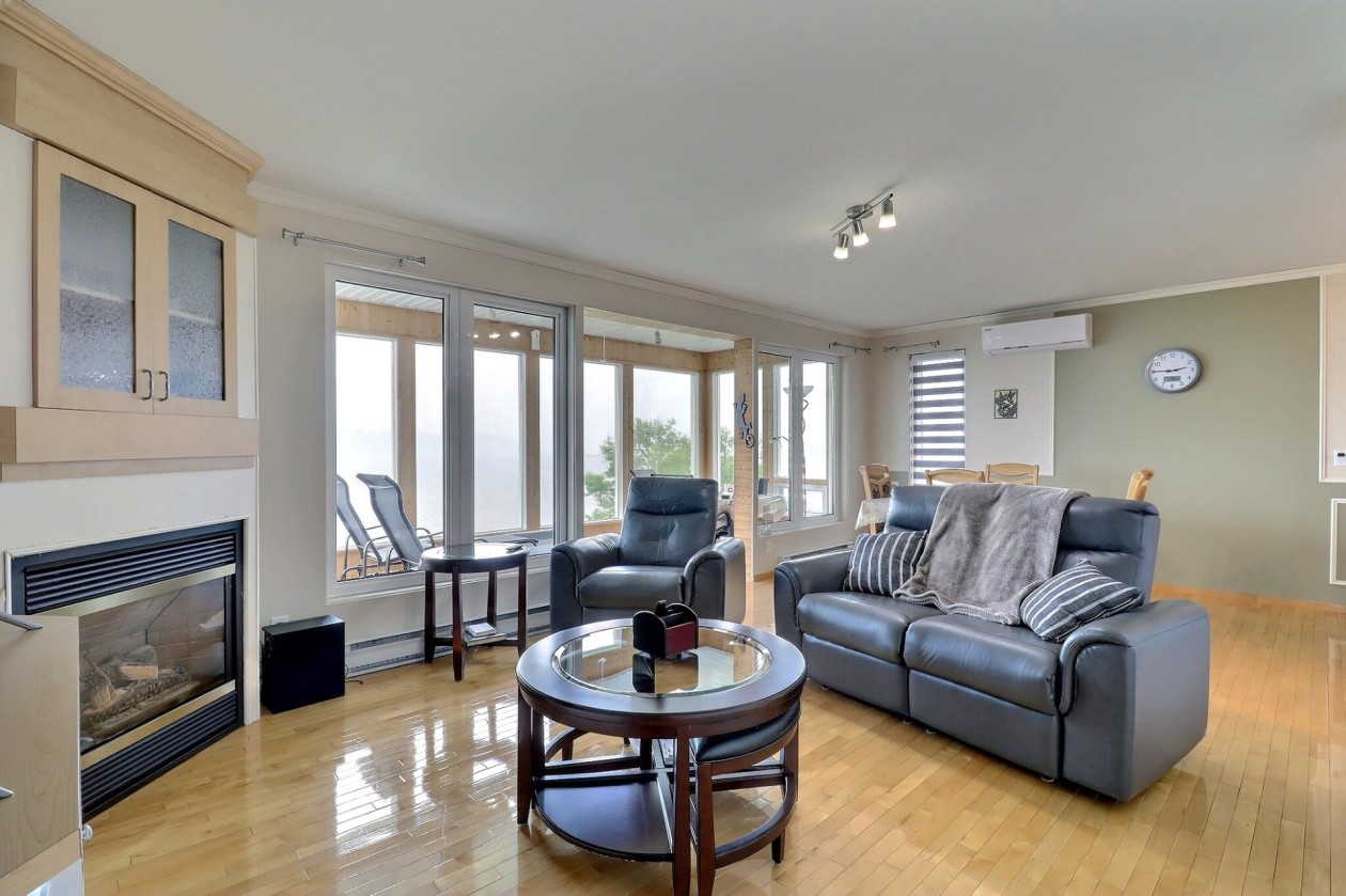 Salon — 1162 - 1164 Av. Arthur-Beaulieu, Saguenay