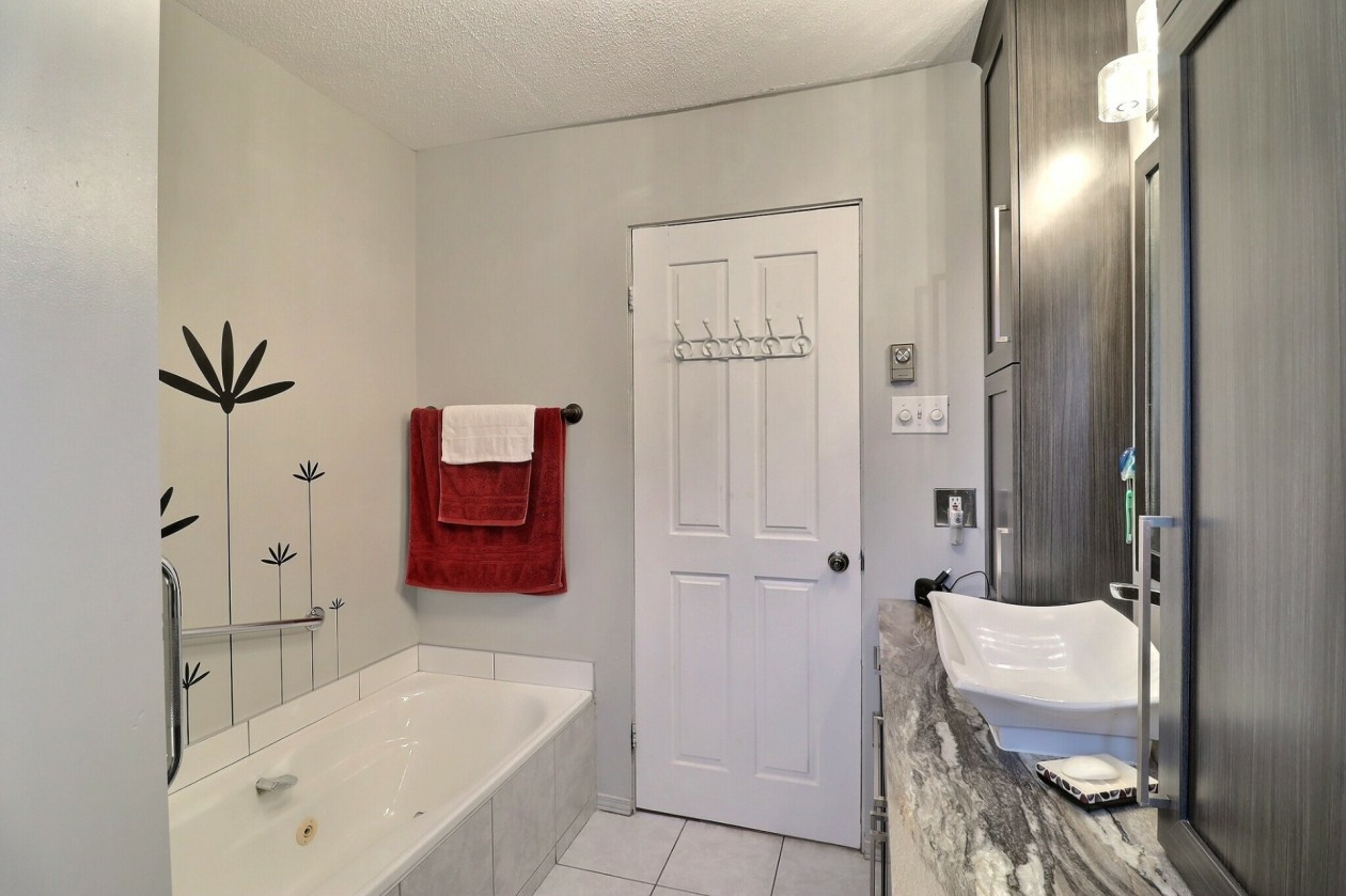 Salle de bains — 1162 - 1164 Av. Arthur-Beaulieu, Saguenay