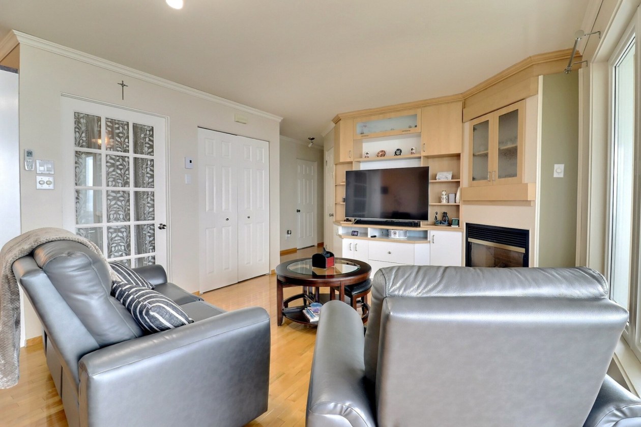 Salon — 1162Z - 1164Z Av. Arthur-Beaulieu, Saguenay