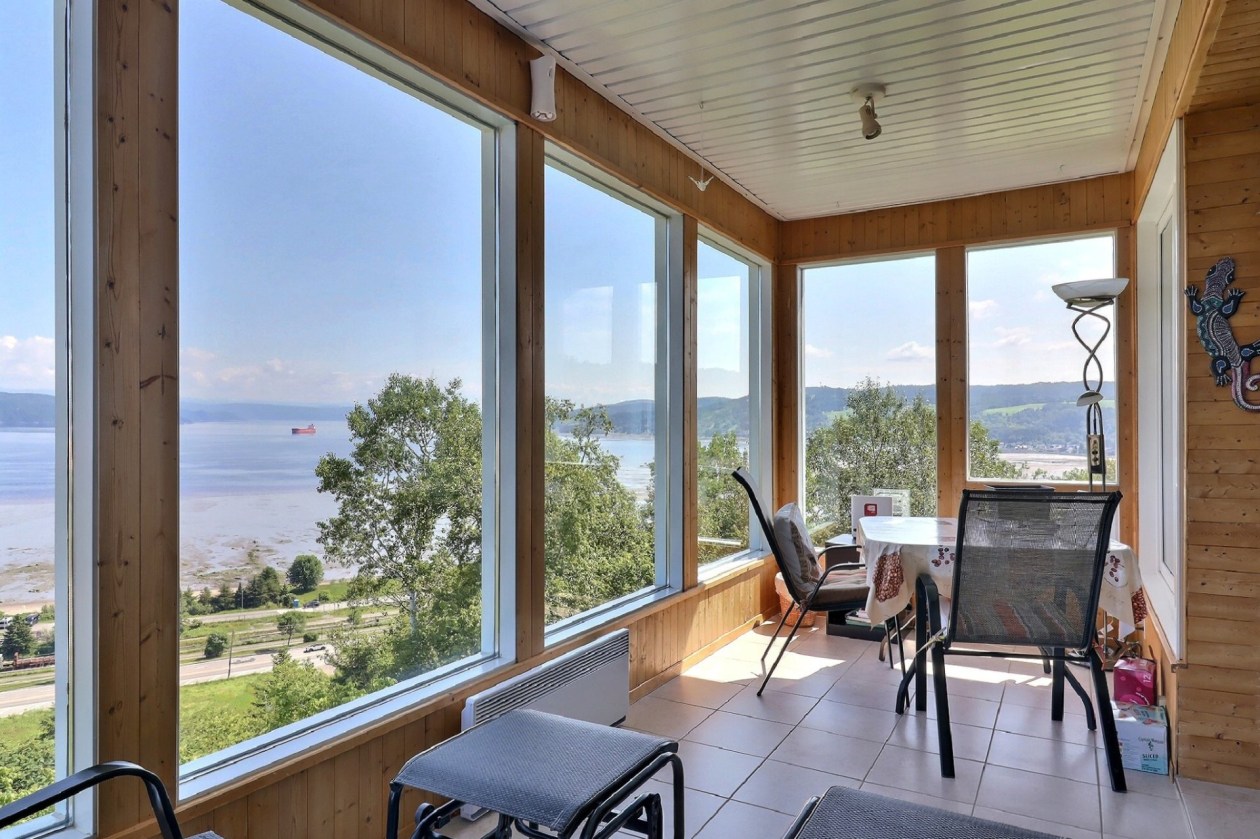 Verrière — 1162Z - 1164Z Av. Arthur-Beaulieu, Saguenay