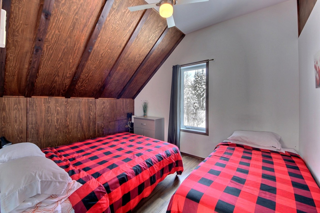 Chambre à coucher — 100 - 104 Ch. de la Vallée, Sainte-Rose-du-Nord