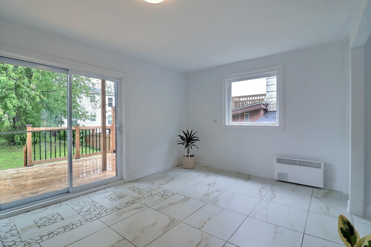 Salon — 1242 - 1244 2e Avenue, Saguenay