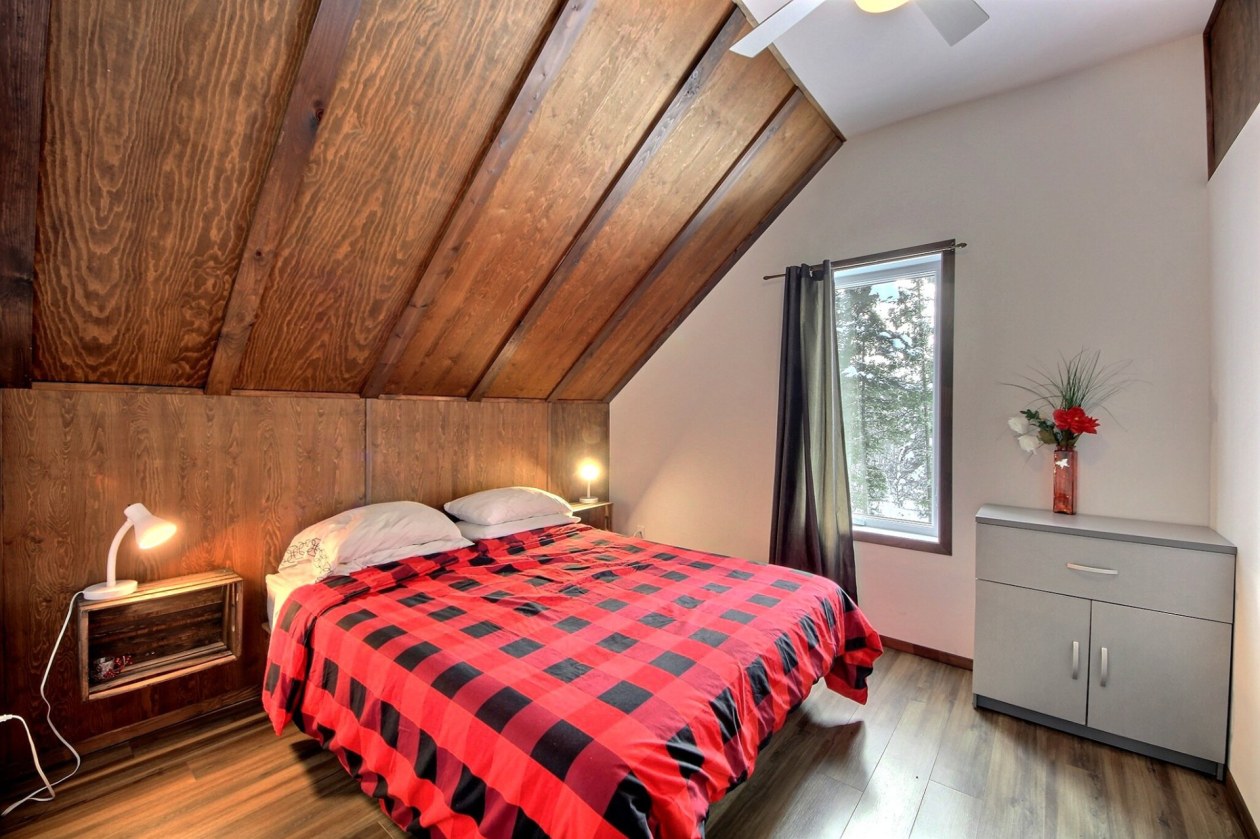 Chambre à coucher principale — 100 - 104 Ch. de la Vallée, Sainte-Rose-du-Nord