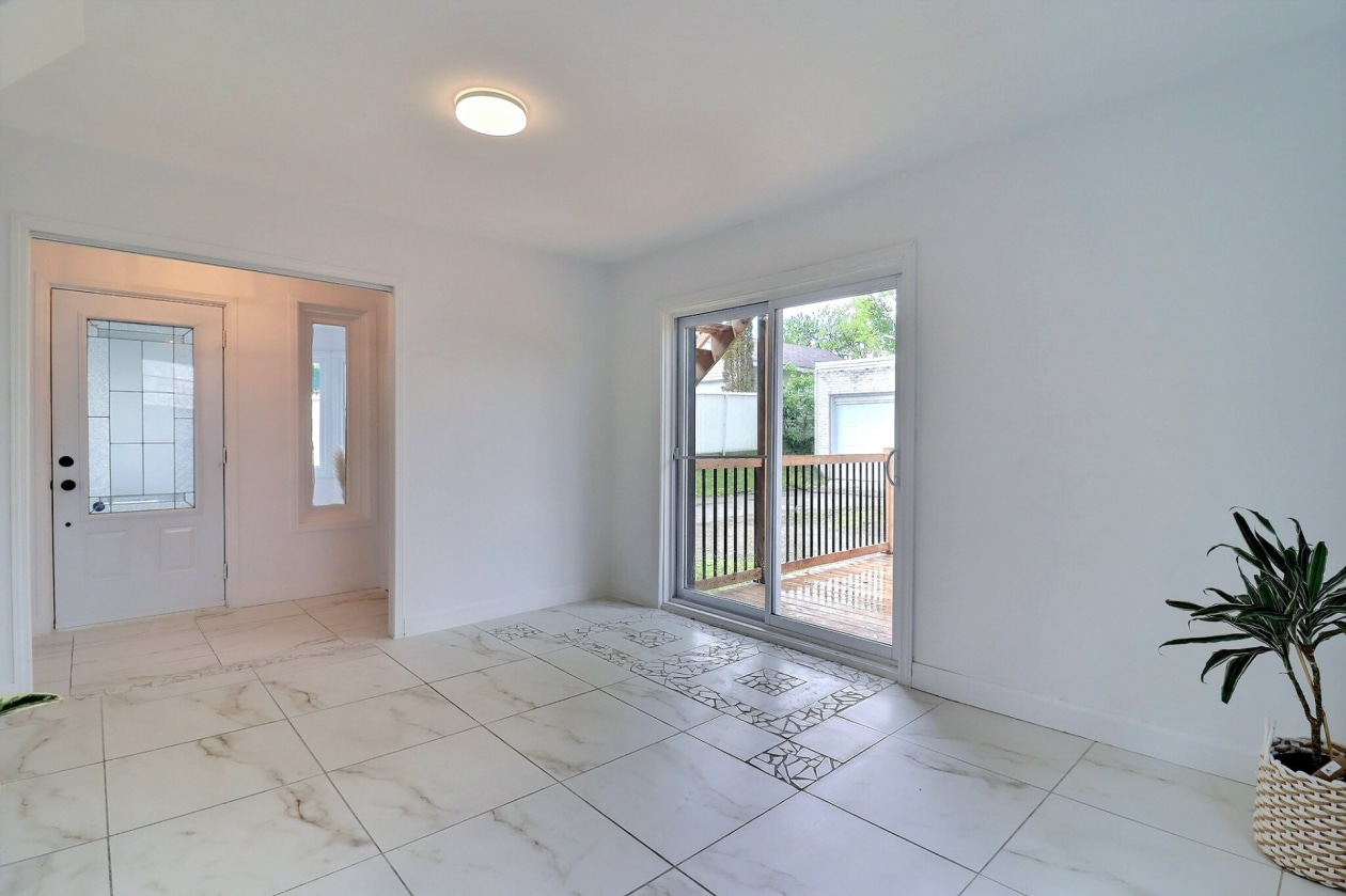 Salon — 1242 - 1244 2e Avenue, Saguenay