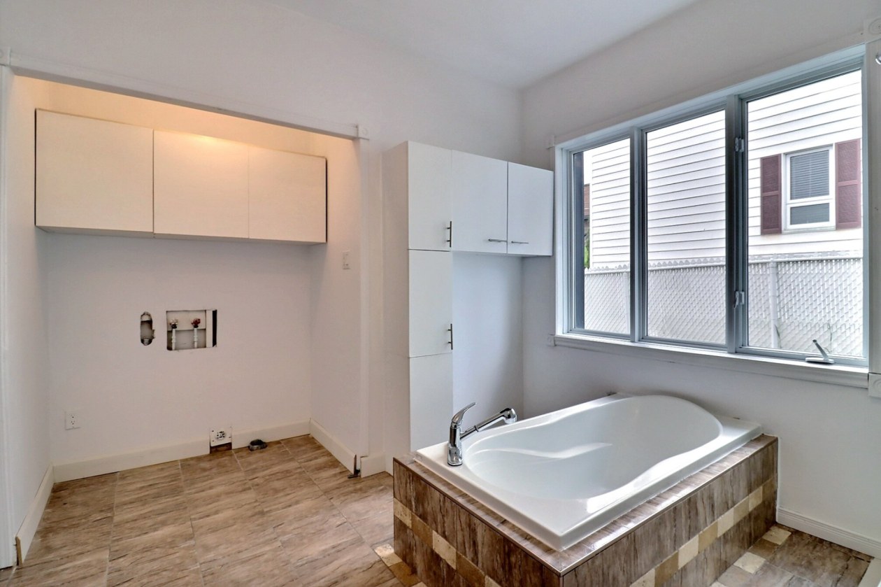 Salle de bains — 1242 - 1244 2e Avenue, Saguenay