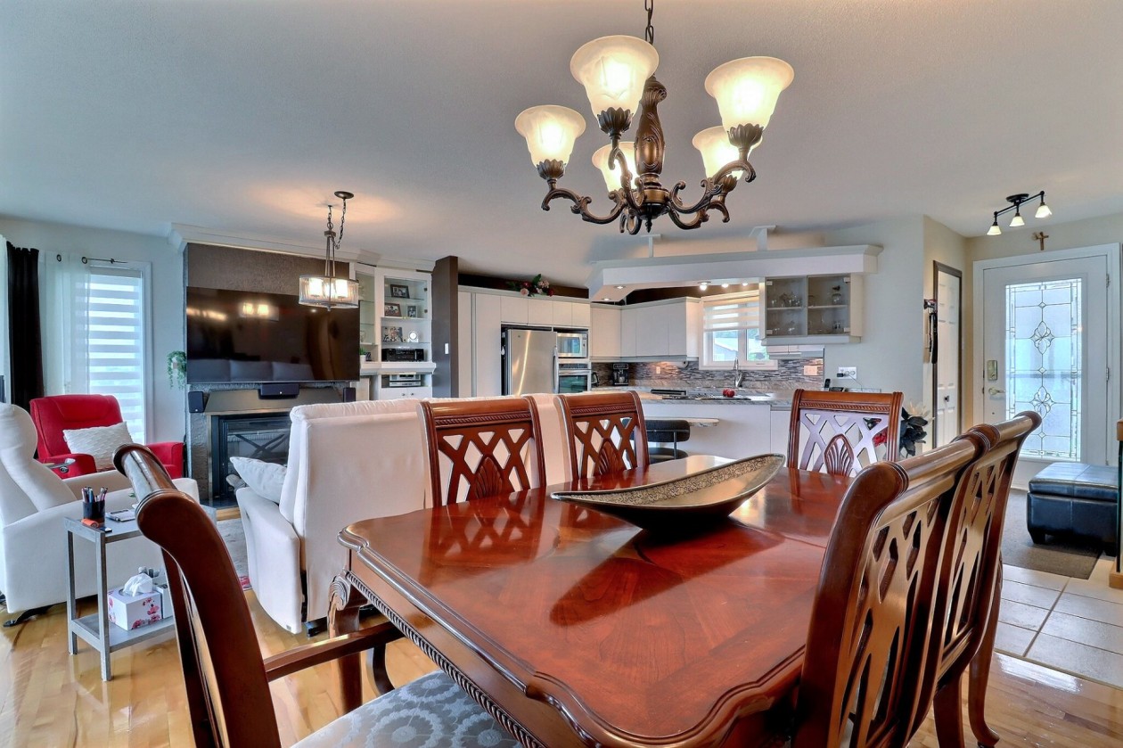 Salle à manger — 1162Z - 1164Z Av. Arthur-Beaulieu, Saguenay