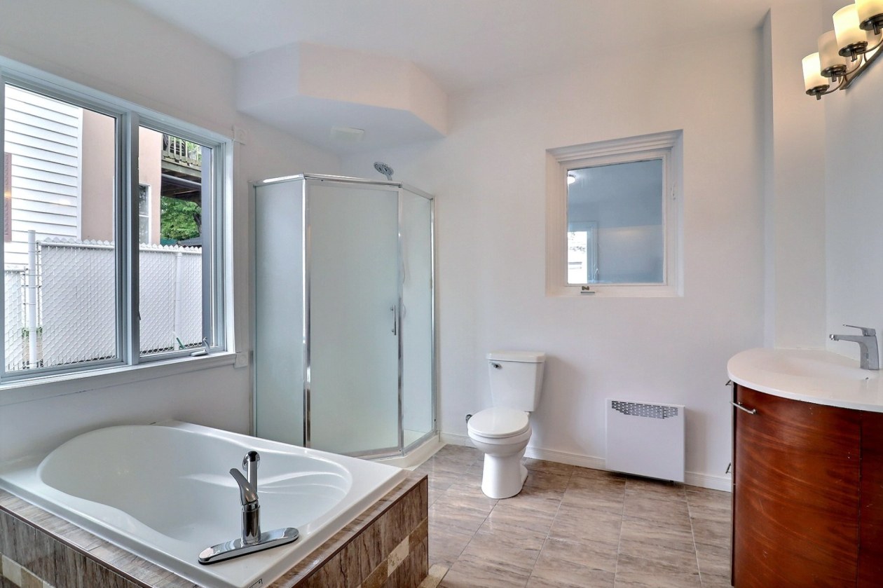 Salle de bains — 1242 - 1244 2e Avenue, Saguenay