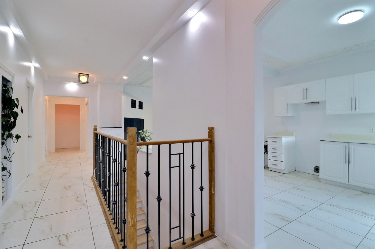 Corridor — 1242 - 1244 2e Avenue, Saguenay
