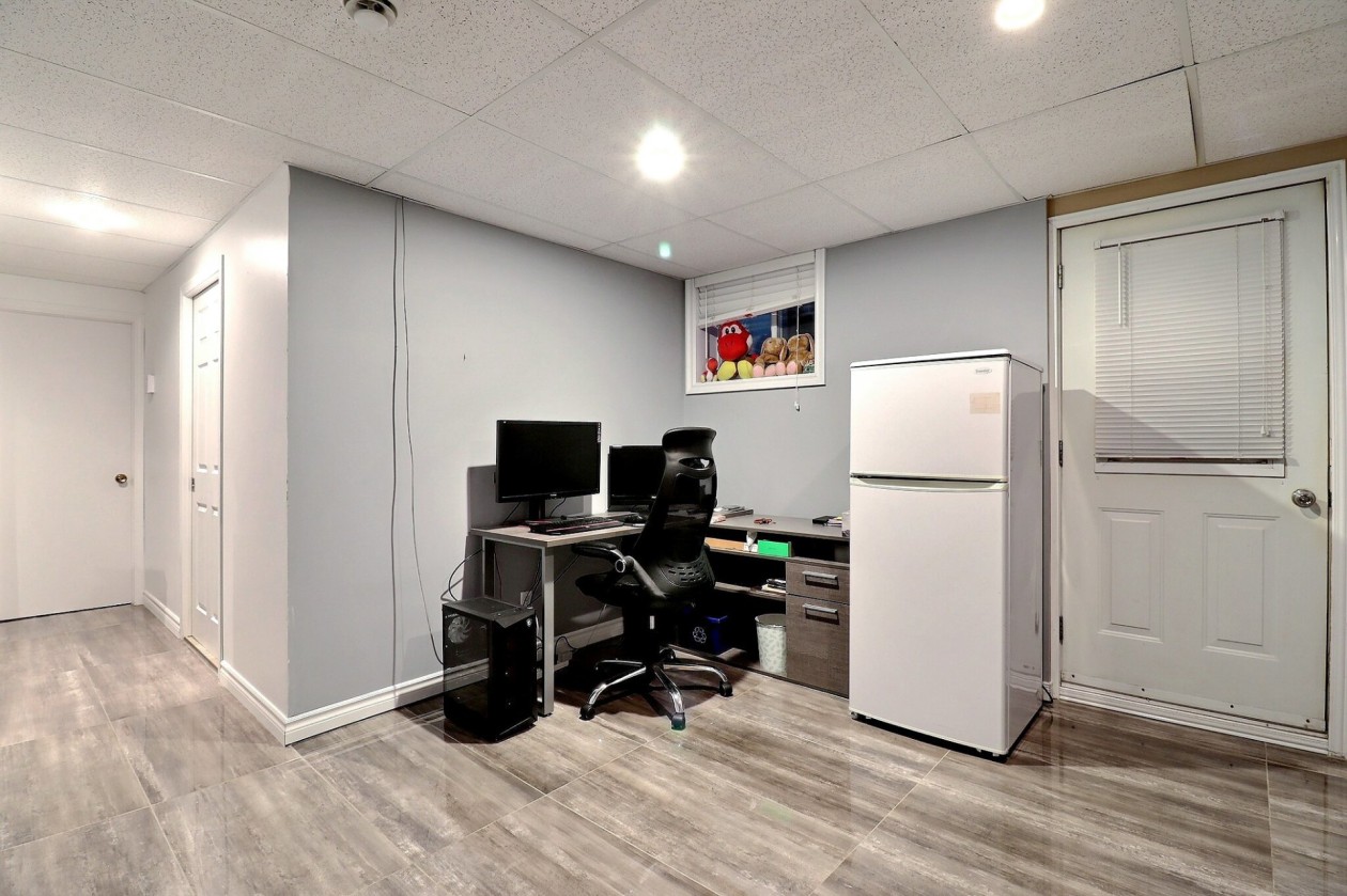 Bureau — 783 Rue De Quen, Saguenay