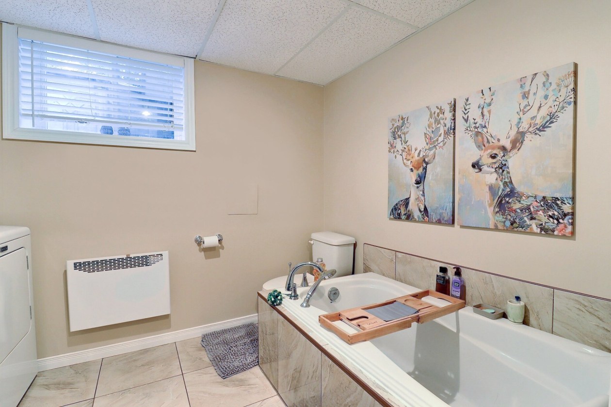 Salle de bains — 783 Rue De Quen, Saguenay
