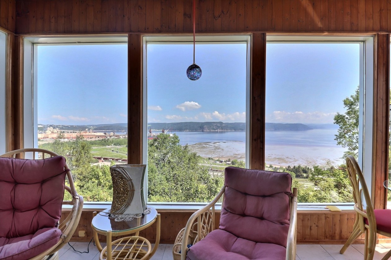 Verrière — 1162Z - 1164Z Av. Arthur-Beaulieu, Saguenay