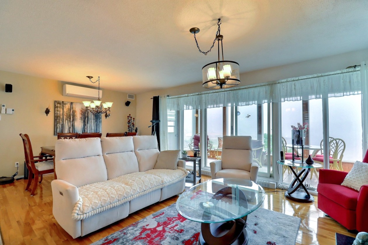 Salon — 1162Z - 1164Z Av. Arthur-Beaulieu, Saguenay