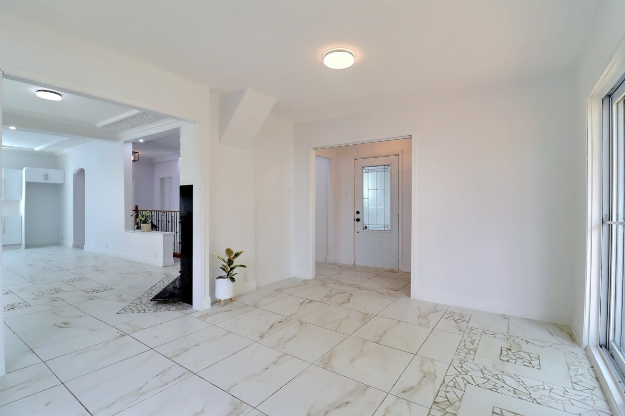 Salon — 1242 - 1244 2e Avenue, Saguenay