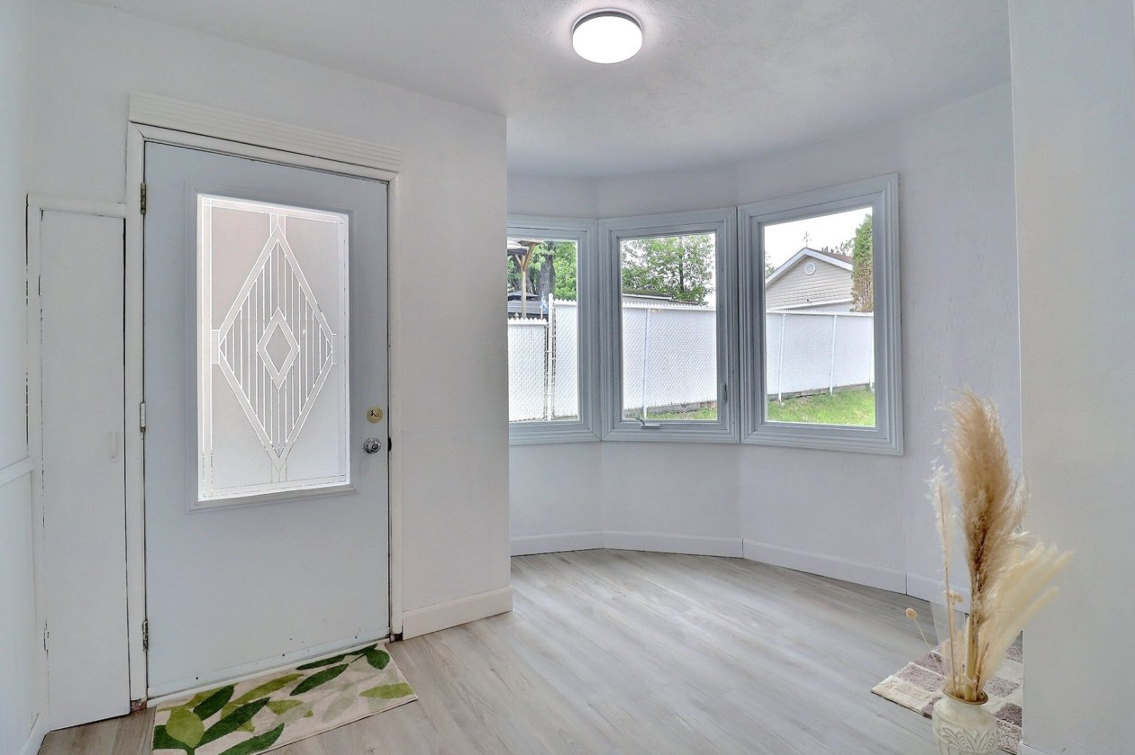 Hall d'entrée — 1242 - 1244 2e Avenue, Saguenay