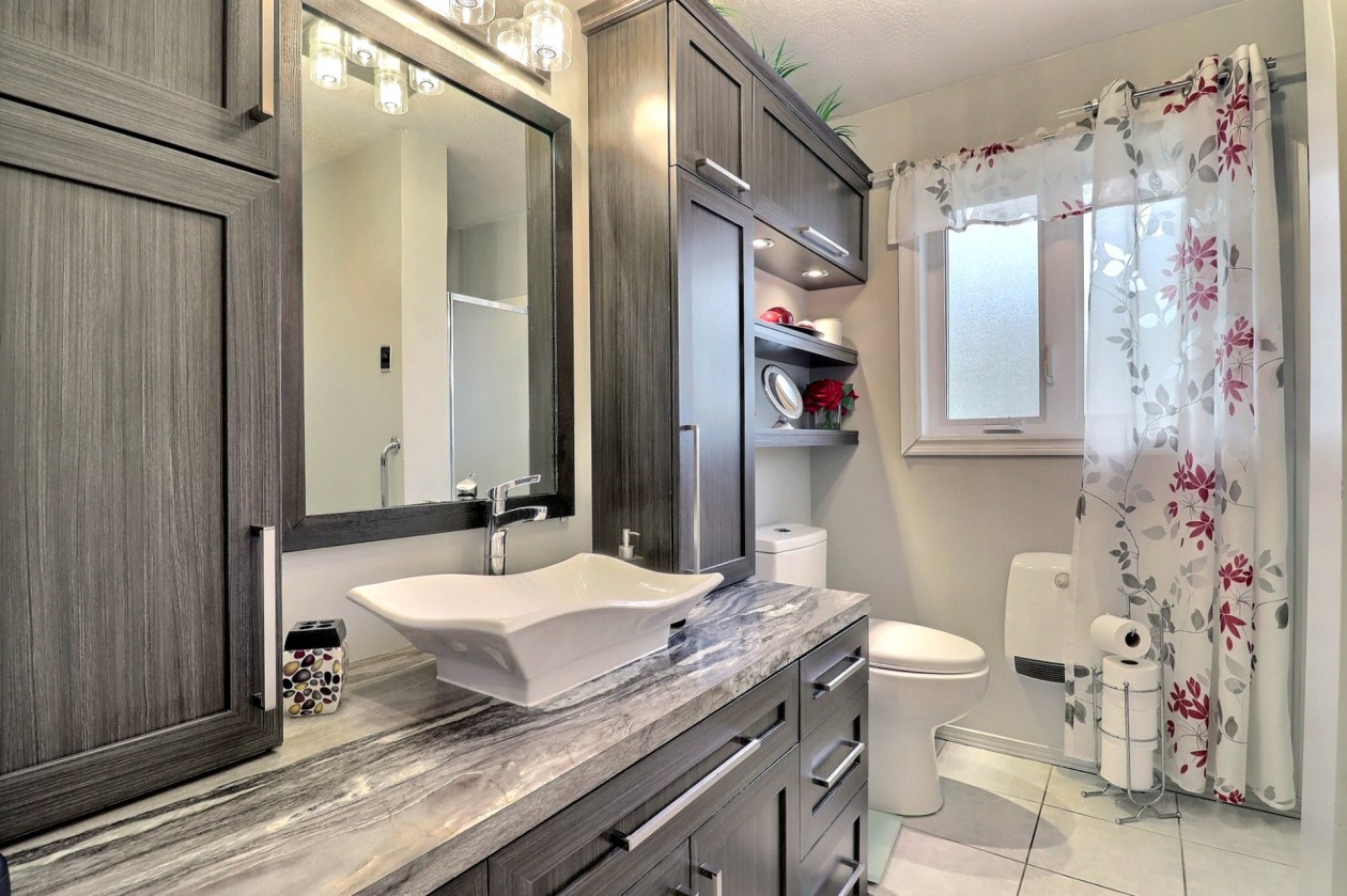 Salle de bains — 1162Z - 1164Z Av. Arthur-Beaulieu, Saguenay