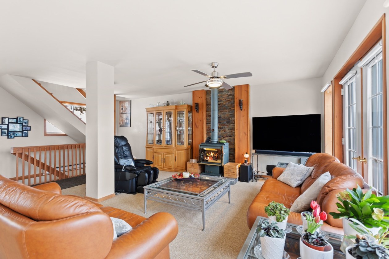 Salon — 20 Rue Boucher, Wentworth