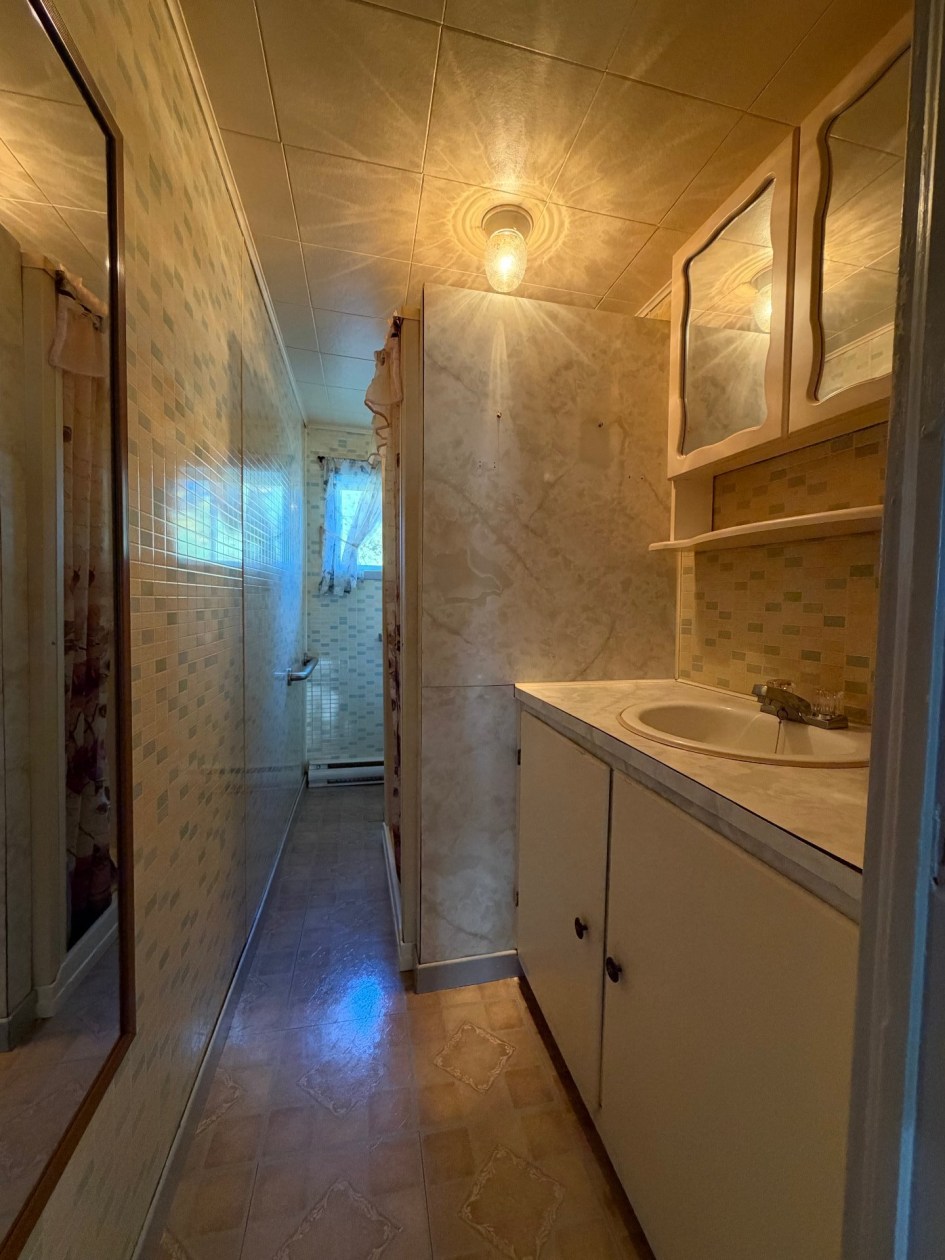 Salle de bains — 880 Route Savoie, Saint-Justin