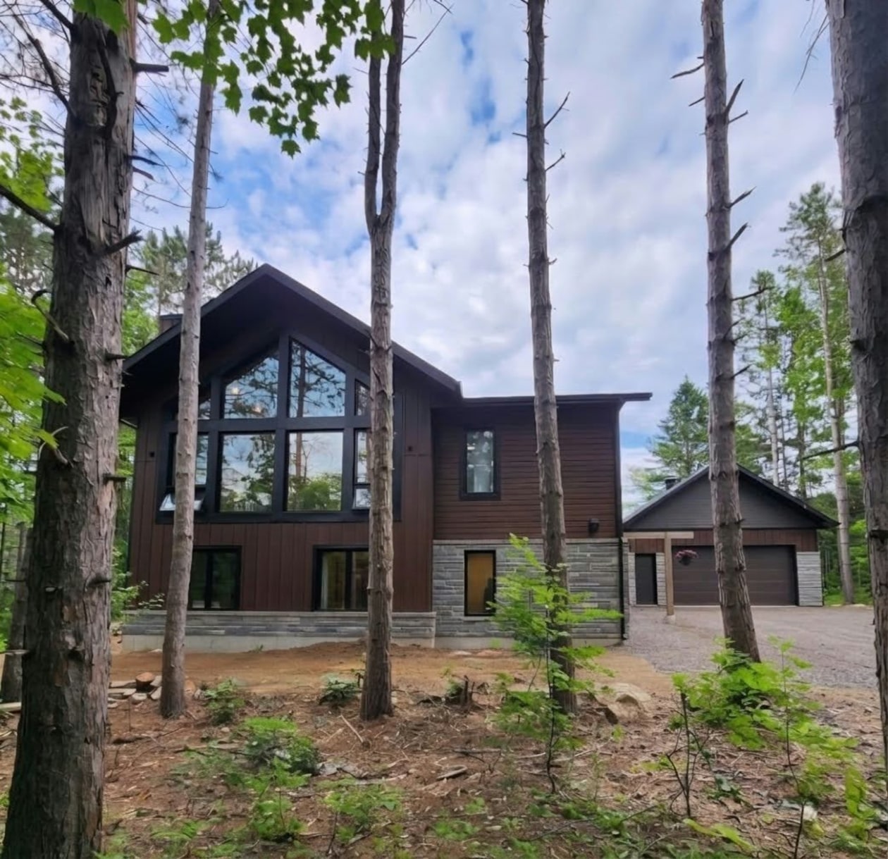 Photo 1 — 83 Ch Godefroy, Sainte-Anne-Des-Lacs