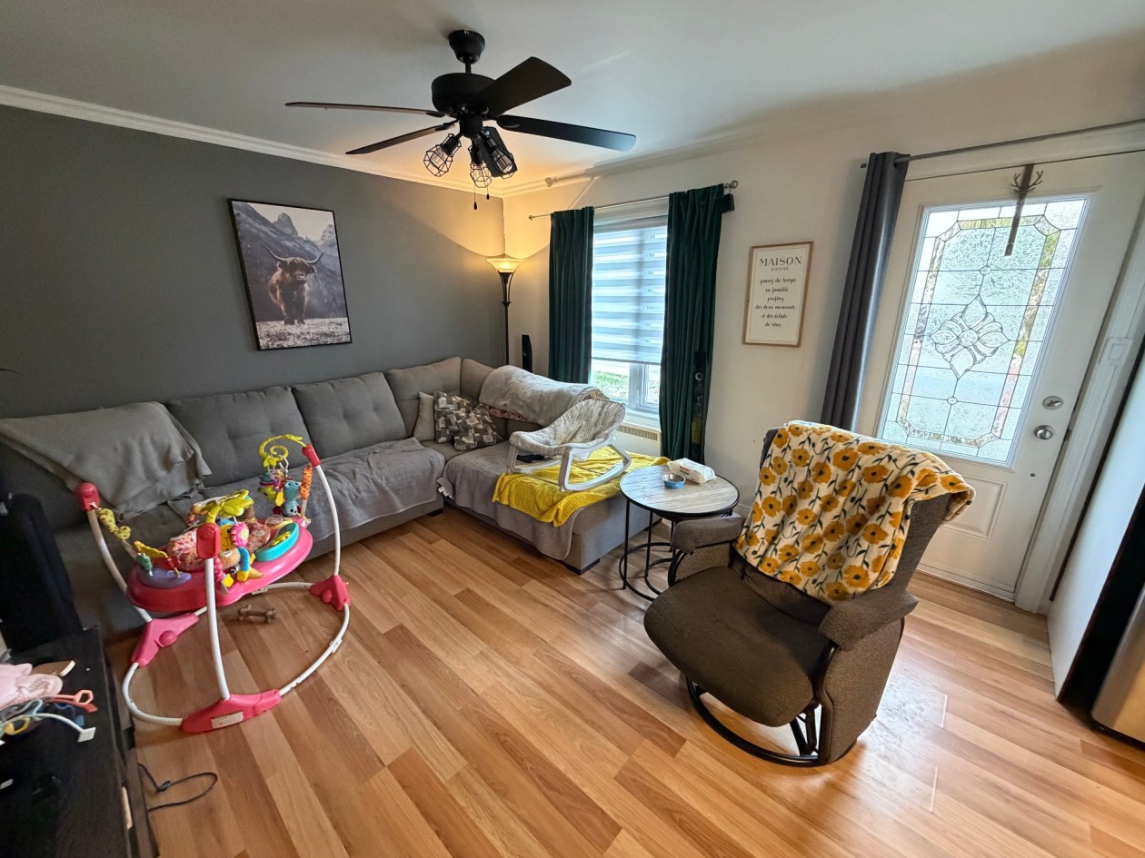 Salon — 1885 Rue Fortier, Saguenay