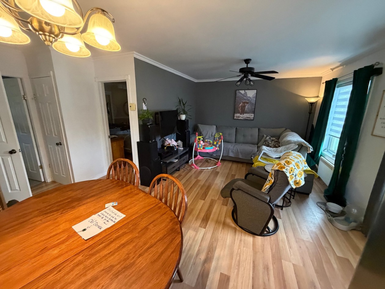 Salon — 1885 Rue Fortier, Saguenay