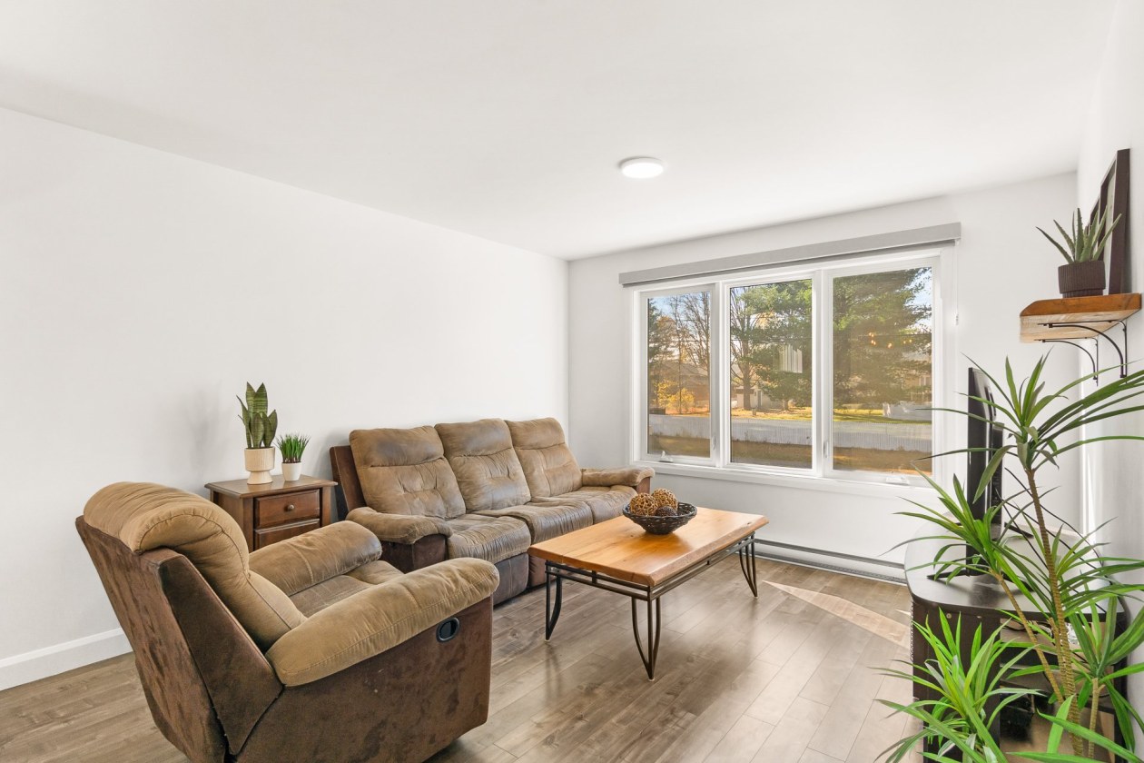 Salon — 121 Rue Jacques, Trois-Rivières