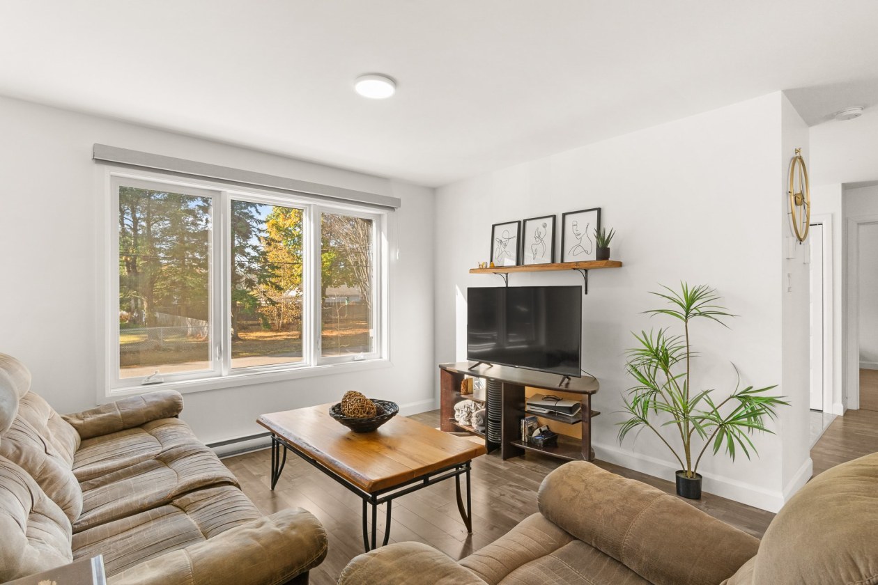 Salon — 121 Rue Jacques, Trois-Rivières