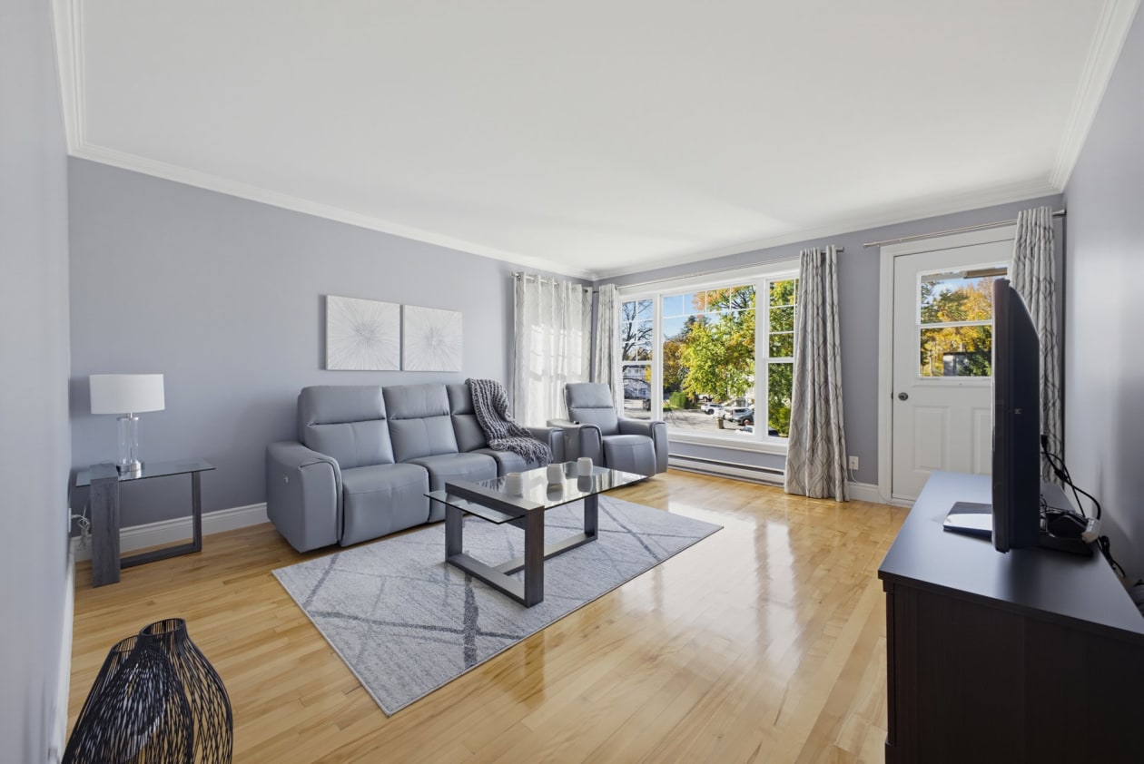 Salon — 46 - 50 Rue Montcalm, Blainville