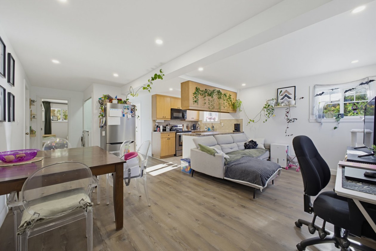 Salon — 46 - 50 Rue Montcalm, Blainville