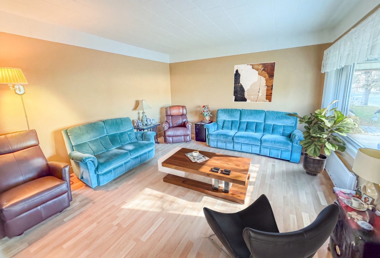 Salon — 544 Av. de l'Hôtel-de-Ville, Chandler