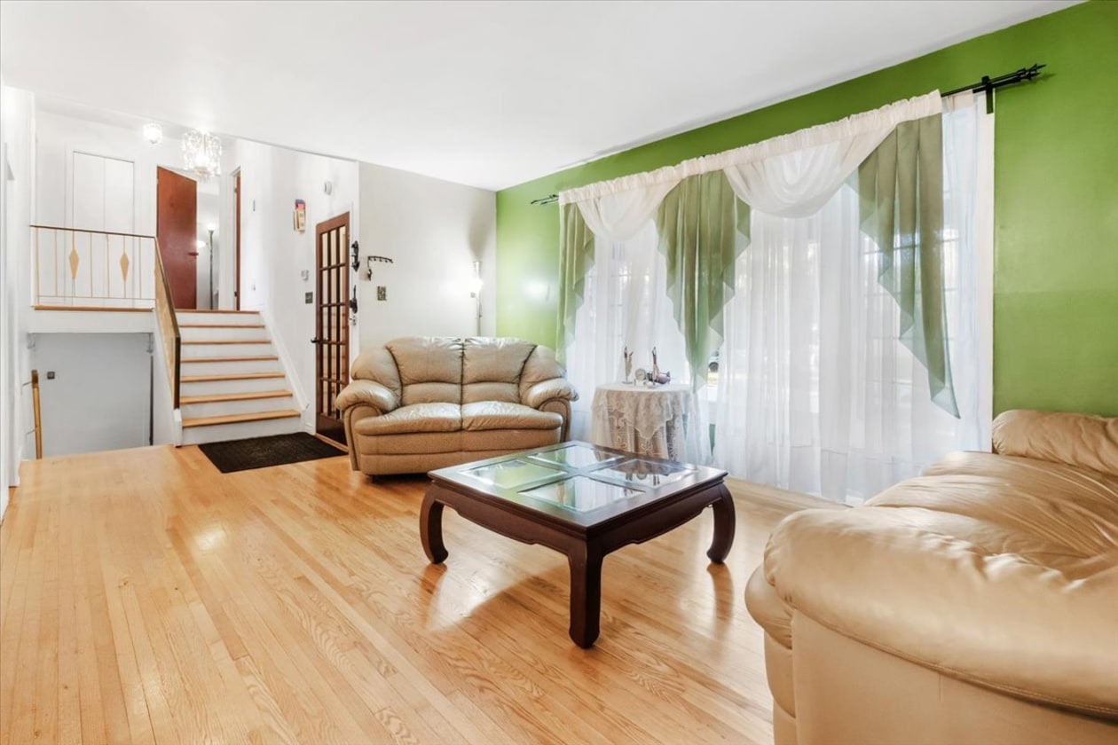 Salon — 12796 Rue Charny, Montréal
