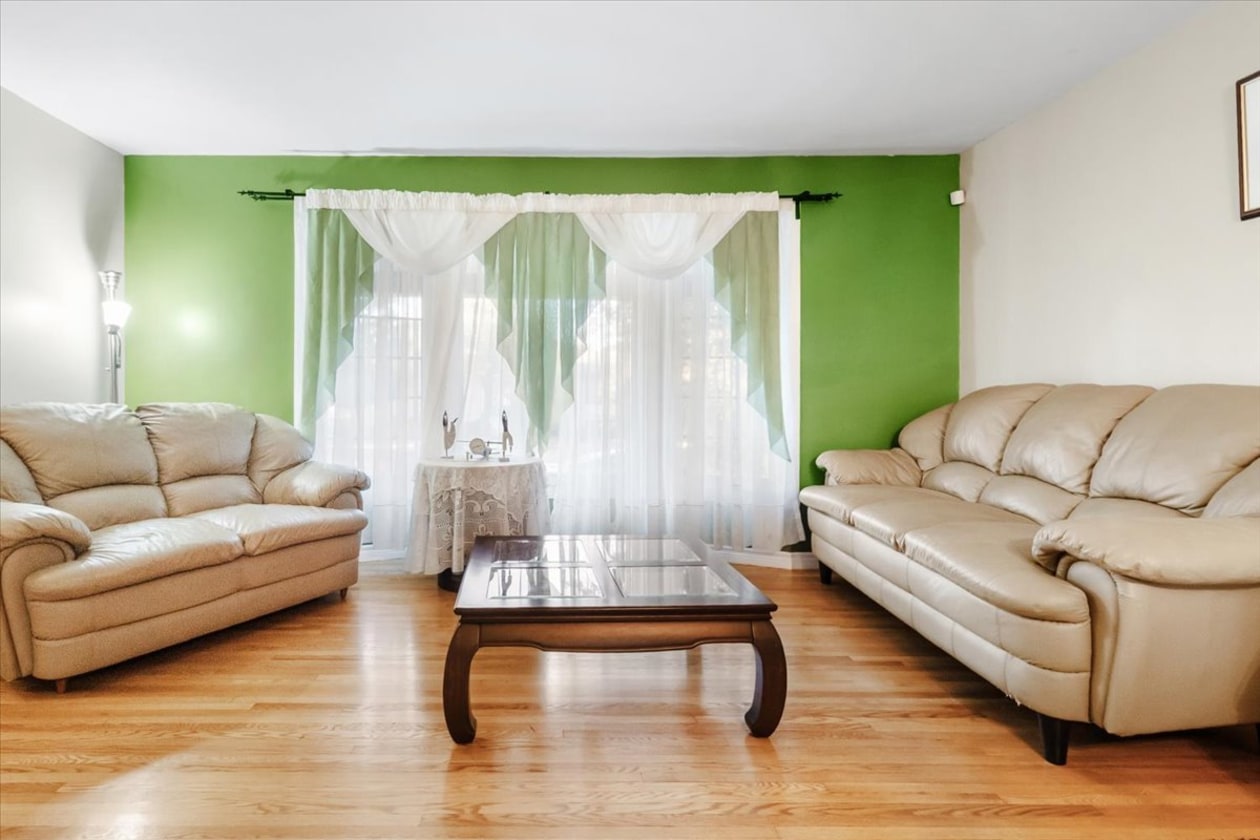 Salon — 12796 Rue Charny, Montréal