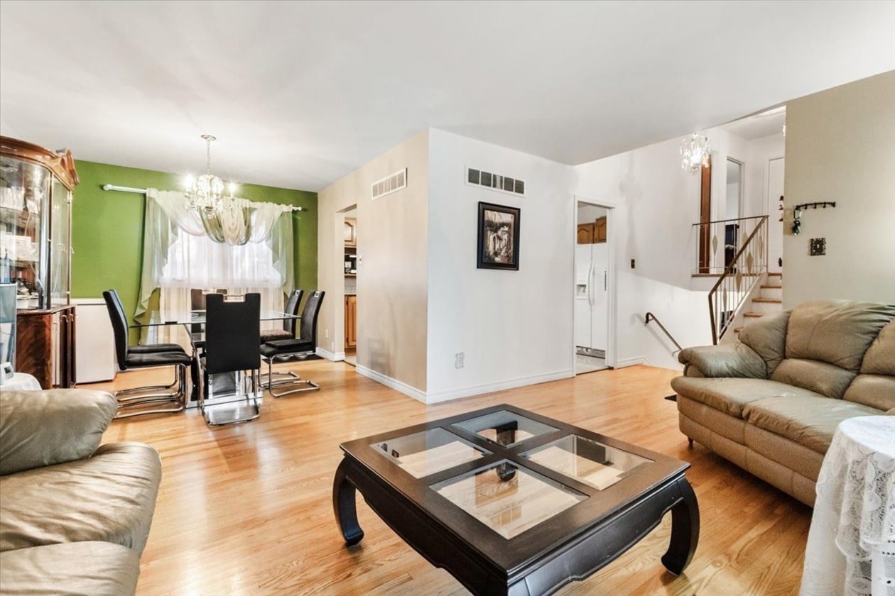 Salon — 12796 Rue Charny, Montréal