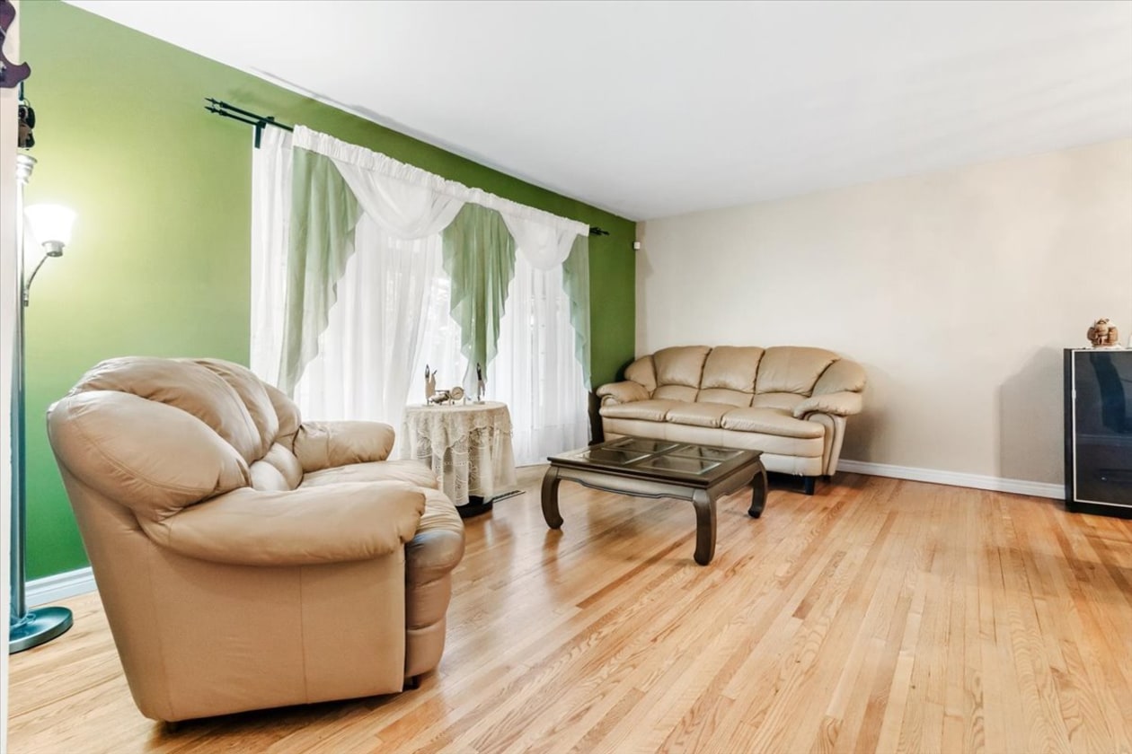 Salon — 12796 Rue Charny, Montréal